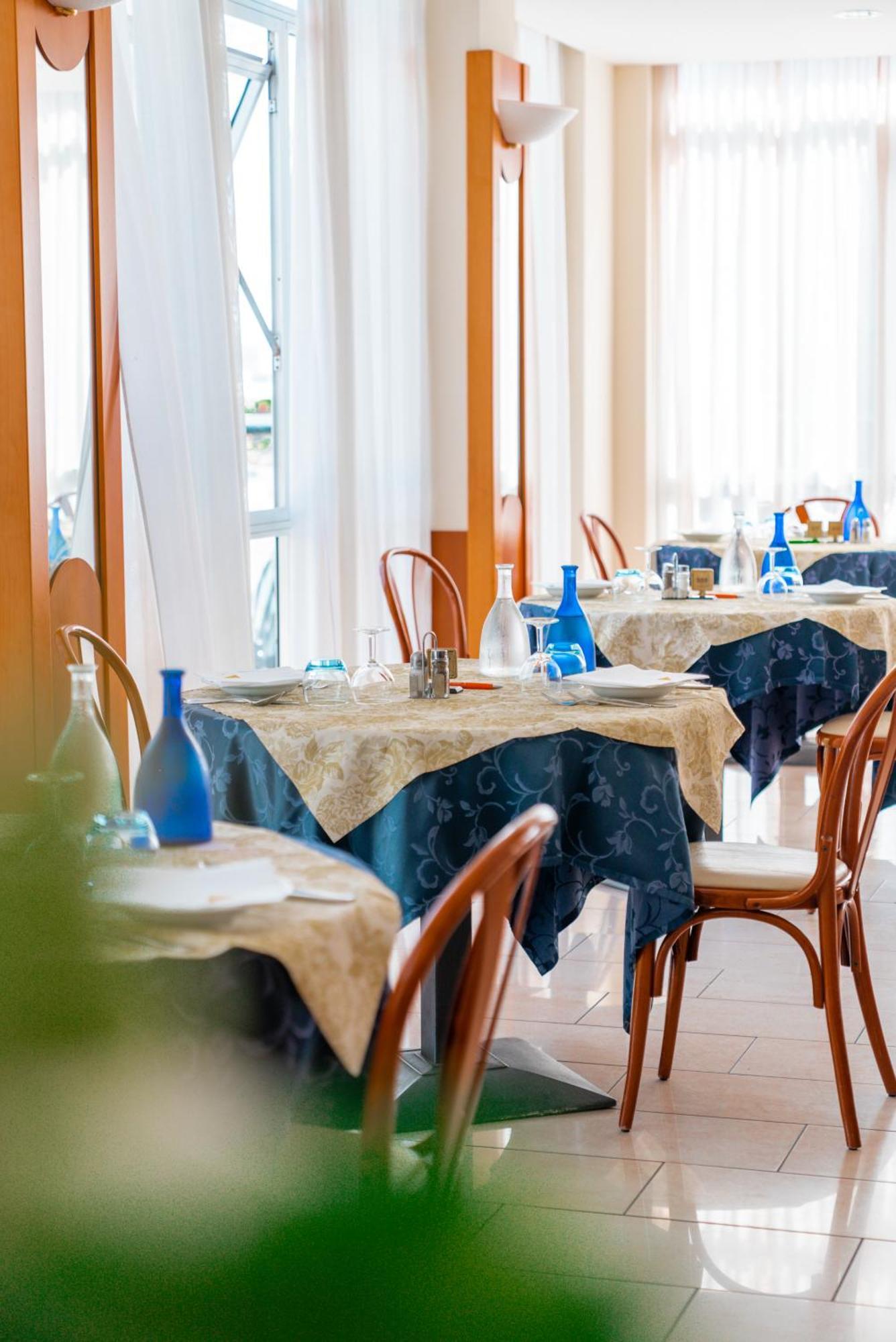Hotel Joli Алба Адриатика Екстериор снимка