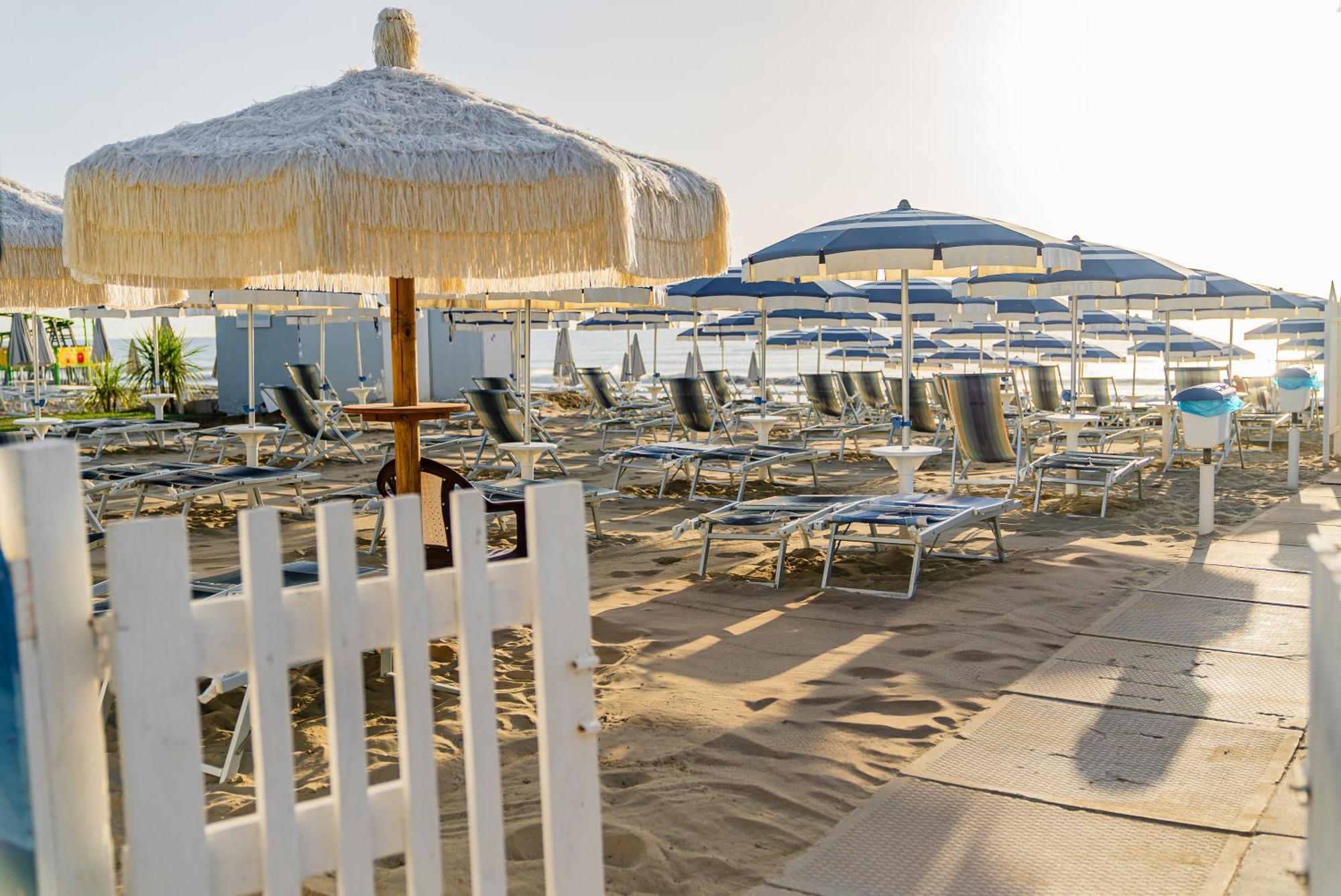 Hotel Joli Алба Адриатика Екстериор снимка